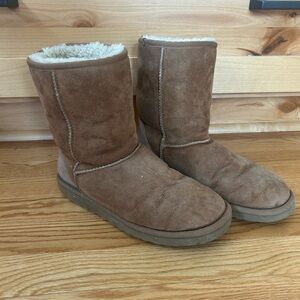 Ugg women’s classic short II chestnut Brown sheepskin lined Boots size 7
